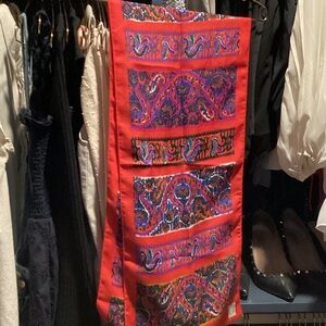 Elegant Red and Purple Paisley Scarf
Made in Italy